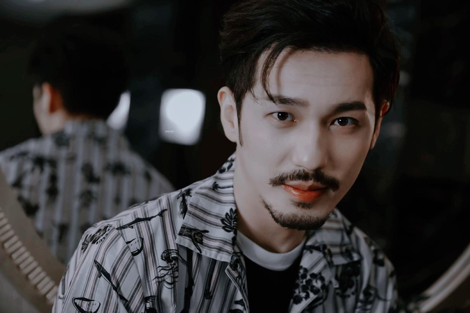 你可以说他不帅，但不得不承认他是型男