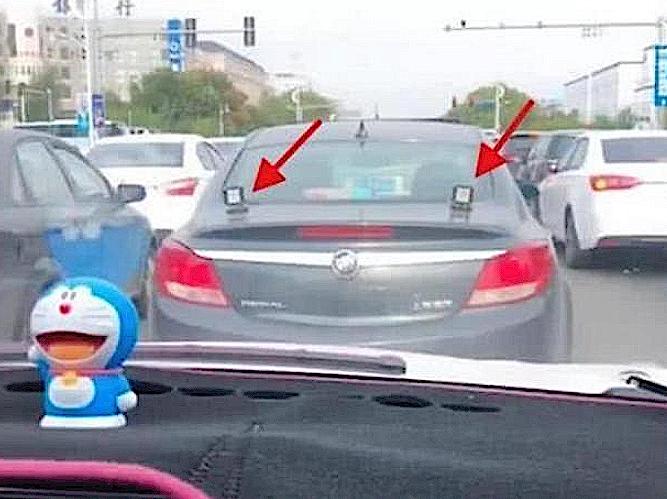 夜晚被对方用远光灯照射如何反击,被远光灯晃应该怎么处理