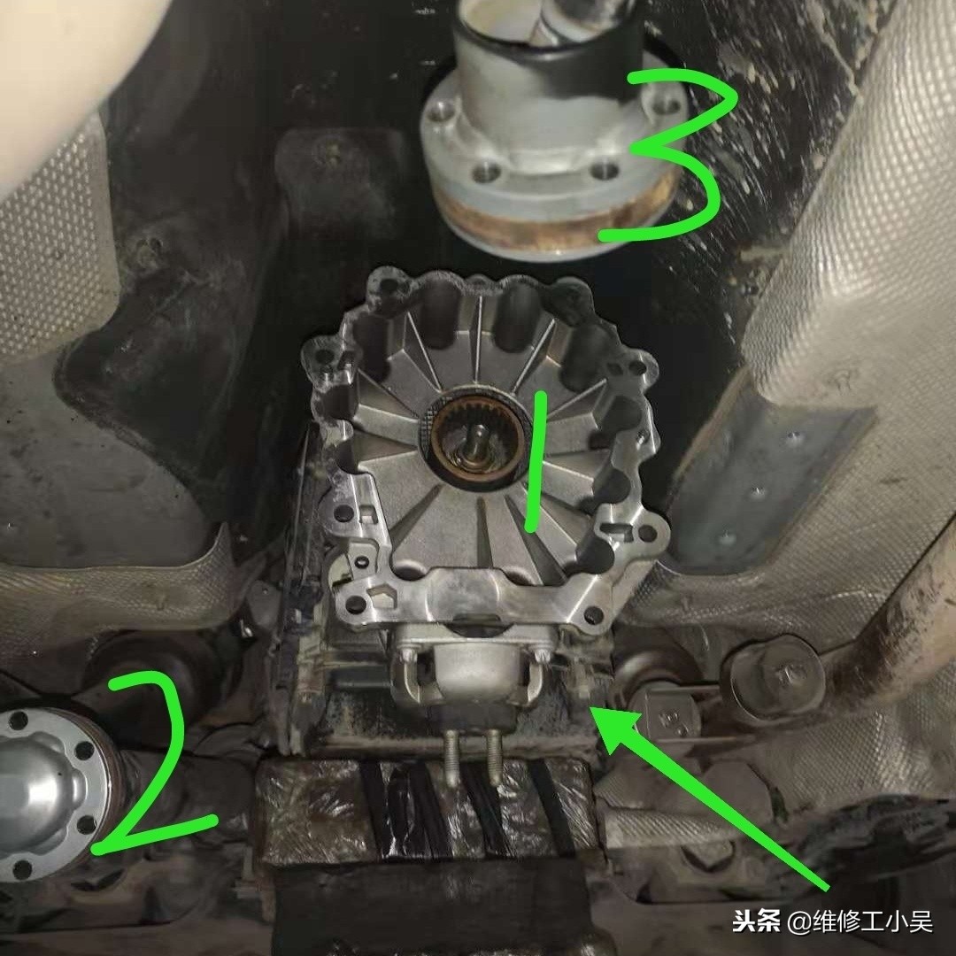 奔驰ml3507000公里烧机油,奔驰ml350渗油