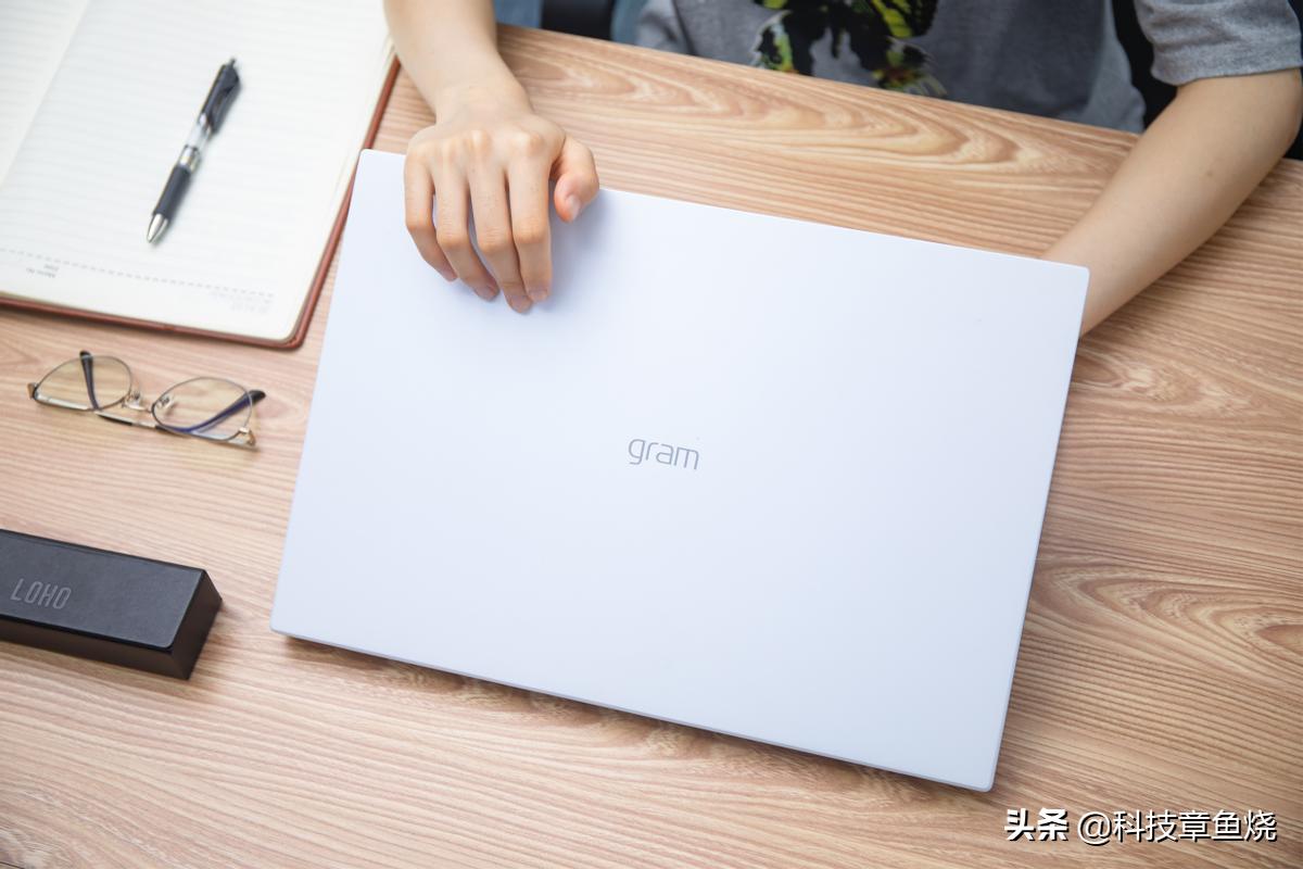 要巨屏还是要轻便,要大电视好看还是小电视好看