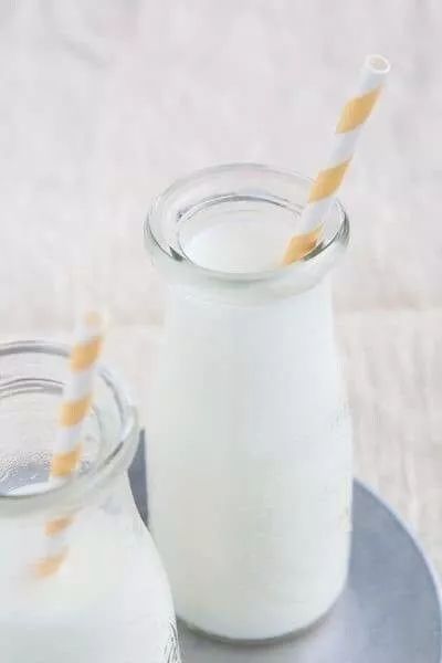 关于牛奶的这些知识你真的了解吗,牛奶虽好哪10类人不宜喝牛奶