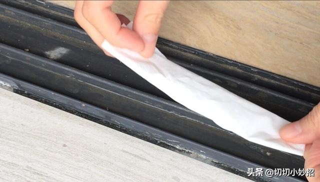 不论窗户缝隙多脏，只需一张纸巾，轻松解决，方法简单还彻底清洁