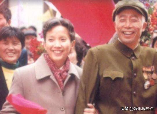 曾直指冯小刚“装洋蒜”，46岁娶小4岁三婚妻子，今64岁生活惬意