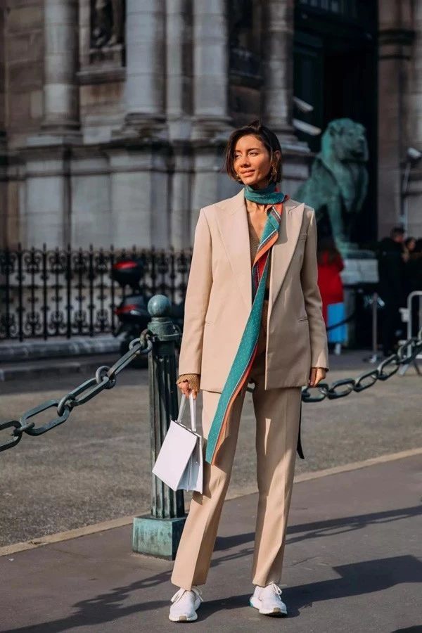 短丝巾搭配衬衫及职业装系法大全,女士黑色衬衣职业装配什么丝巾