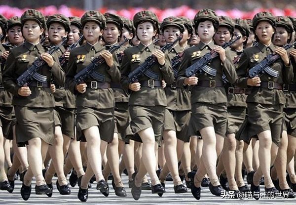 日本女兵阅兵背的包,日本女兵阅兵带什么东西