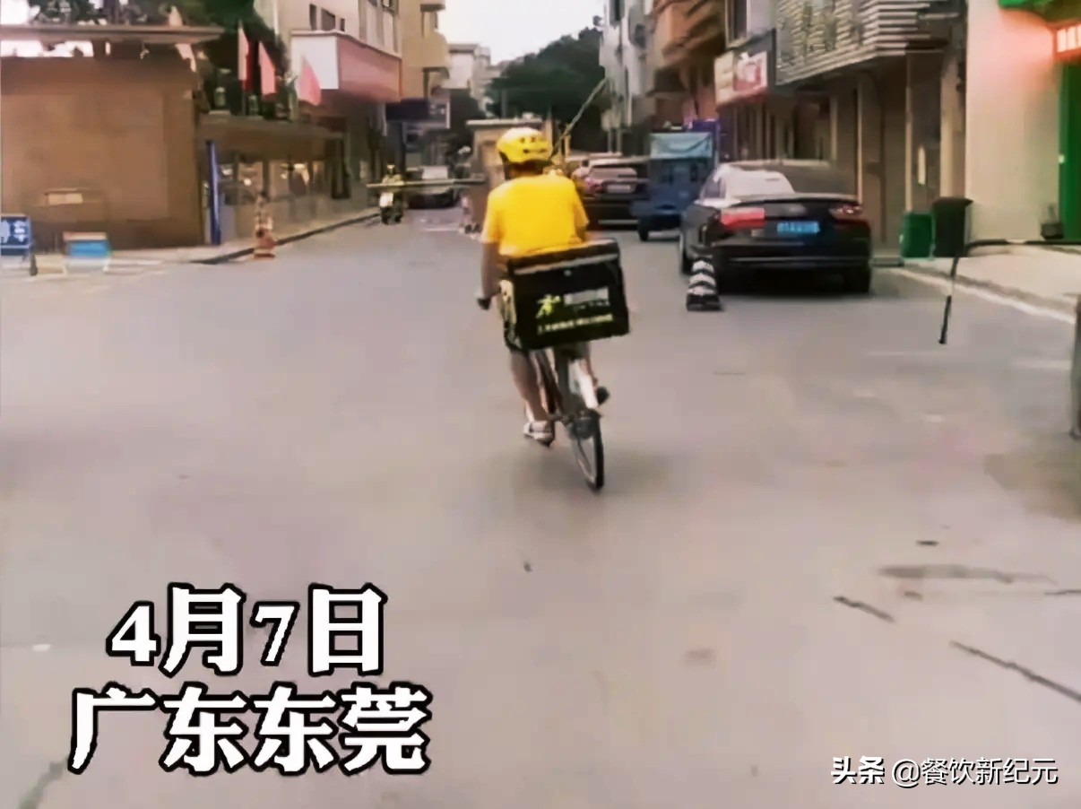 禁摩城市外卖小哥骑摩托车,东莞禁摩禁电快递外卖怎么送