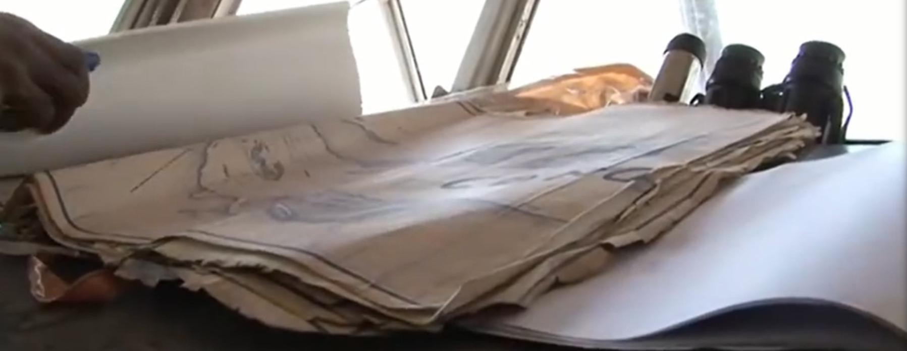 非洲货船严重超载，1700人挤在上面没有厕所，晚上开船用手电照明