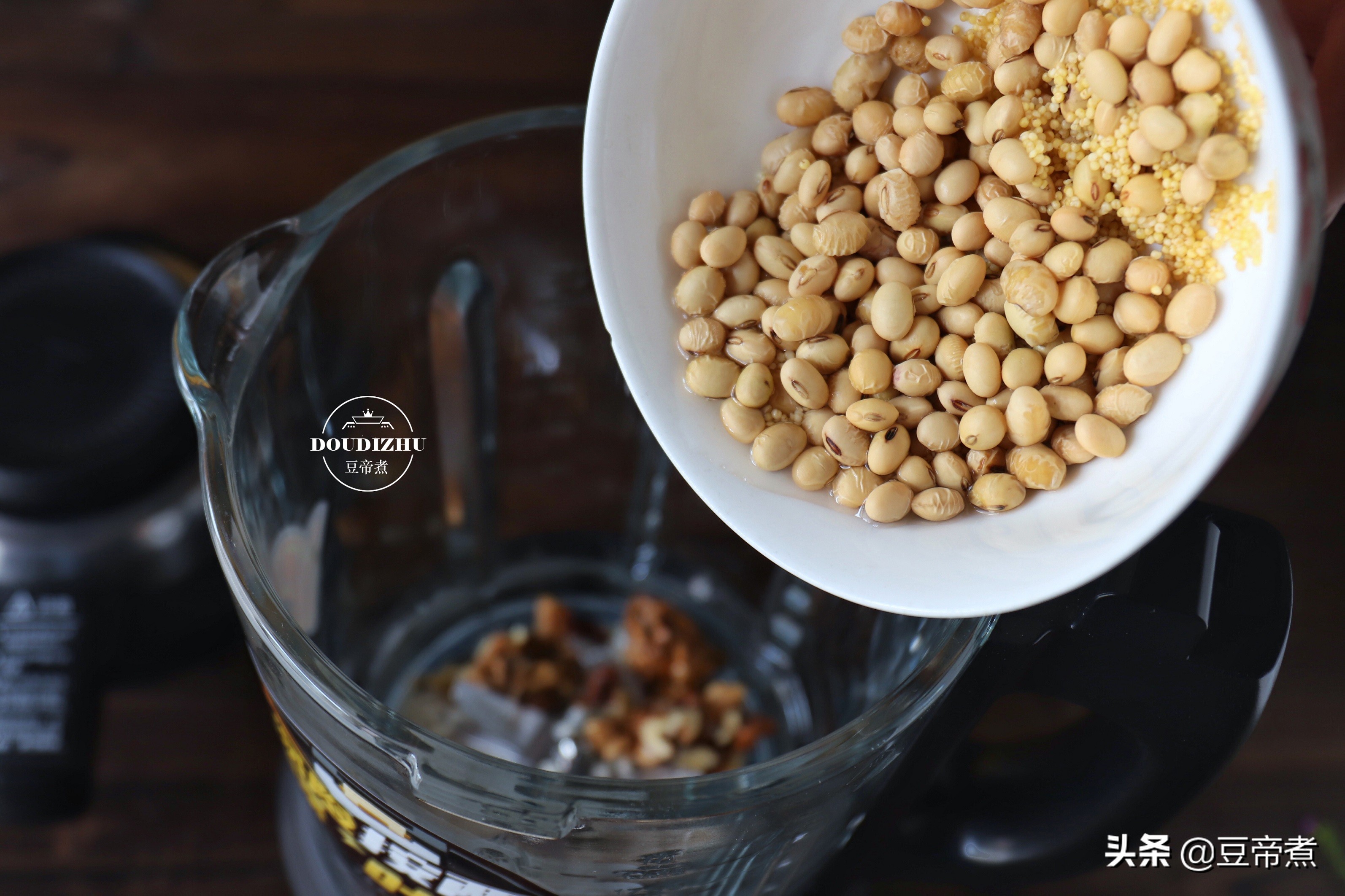 在家就能轻松喝到细腻香醇的豆浆,喜欢喝豆浆的一定要学会这个做法