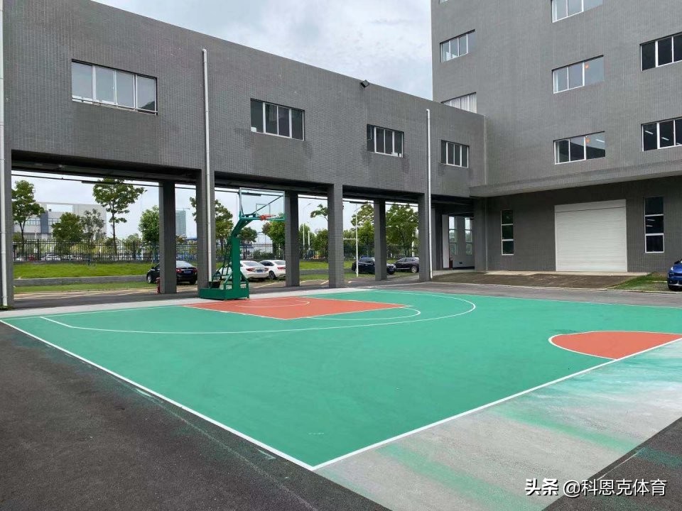 如何解决丙烯酸球场地面粘上的沙粒跟灰尘？