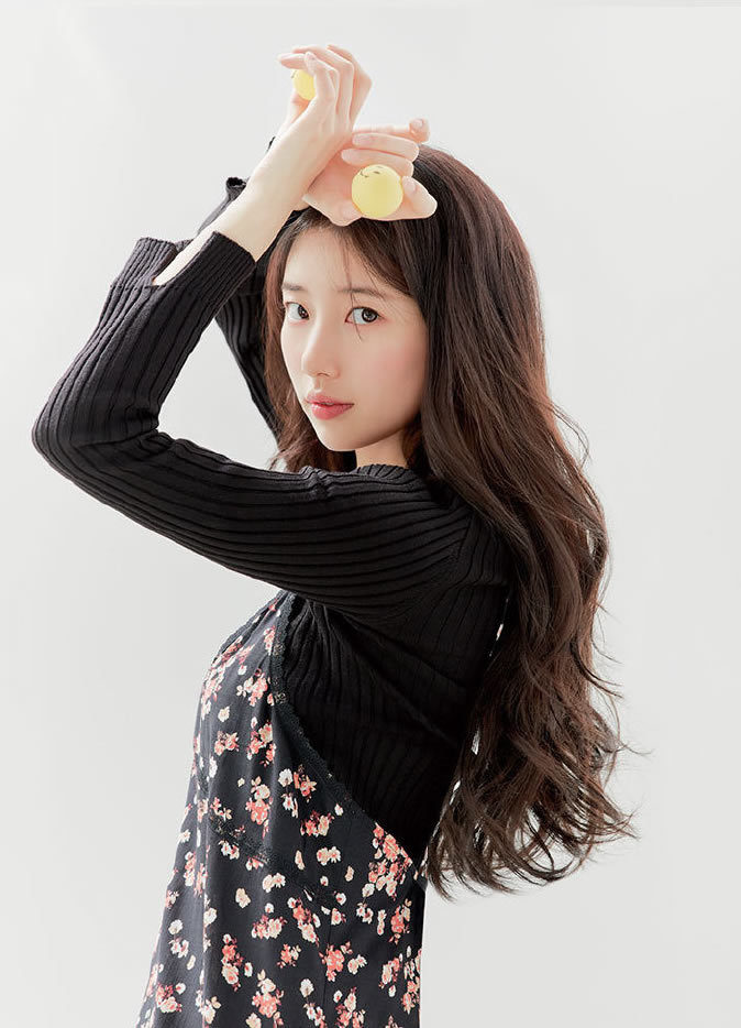 裴秀智穿粉色碎花裙图片,裴秀智黑色破洞牛仔裤