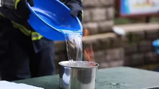 酒精喷雾烧伤,使用酒精消毒着火视频