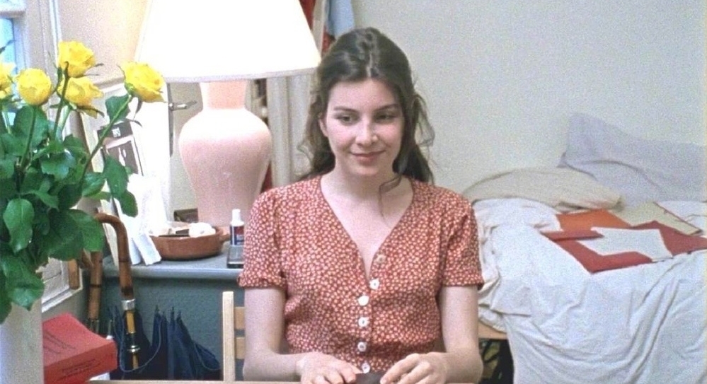 在候麦电影中寻找夏天，豆沙色上衣清纯减龄，值得借鉴