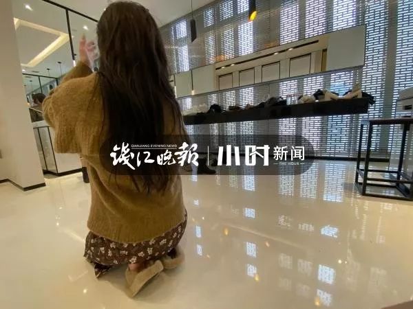 商场公厕收费被女生霸占,杭州厕所被霸占