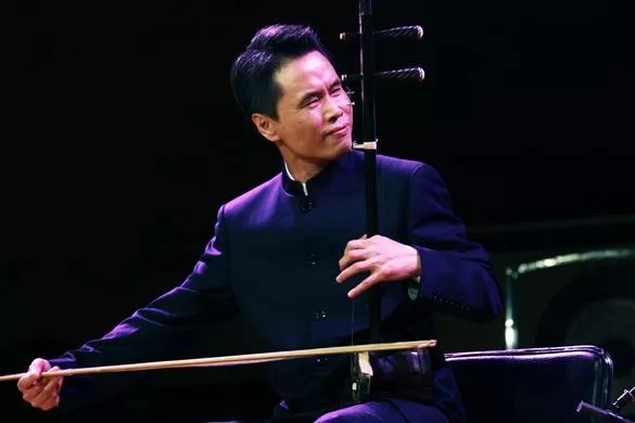 二胡演奏中的音准和音色的处理,二胡音准是以手型还是耳朵掌握