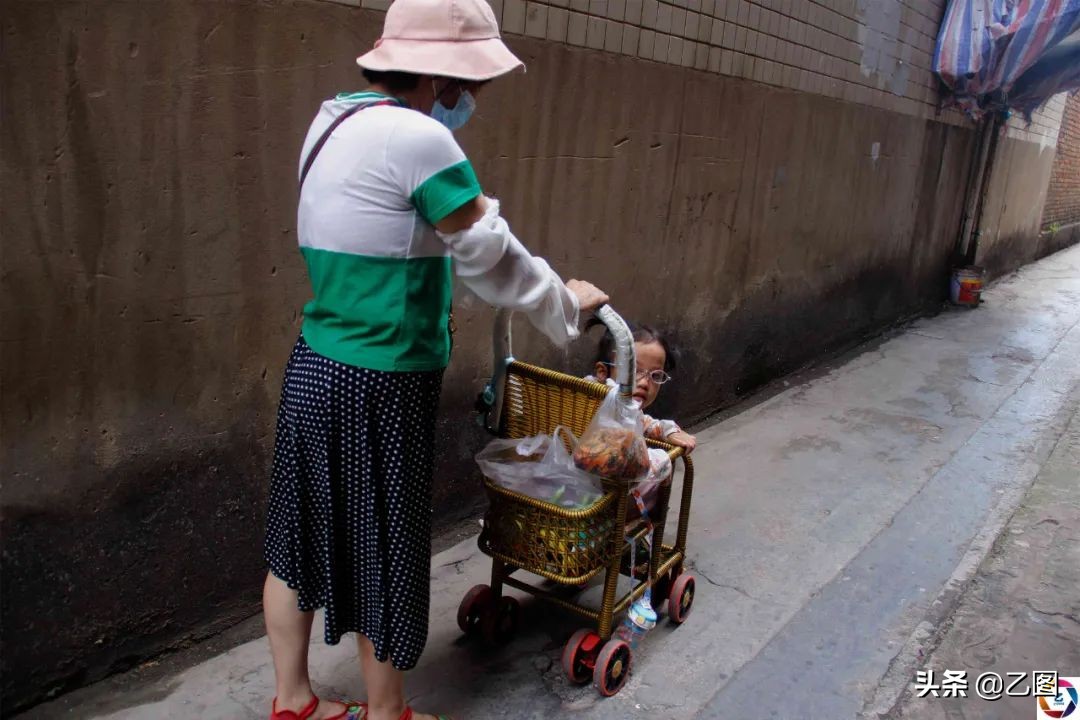 42岁残疾妈妈借钱做试管婴儿,残疾单亲母亲为女儿做手术