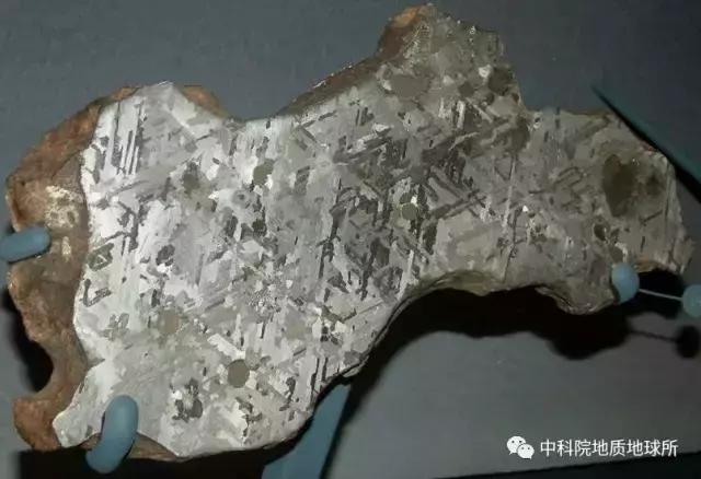 墨西哥海湾陨石撞击坑深度30km,较大的陨石撞击坑又称环形山