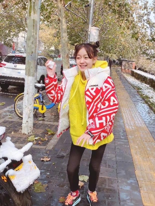 赵薇的女儿穿什么鞋,赵薇穿的老爹鞋