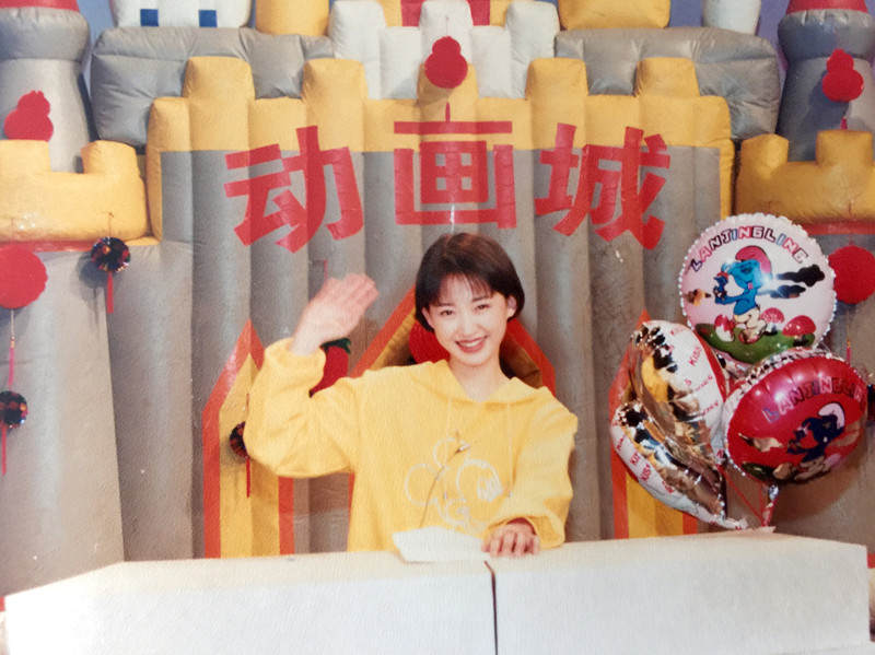 高龄生子、嫁神秘富商、退休成网红，“童年回忆”们变样了吗？