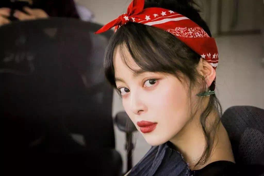 女生如何扎发带更时尚,用一条发带变造型