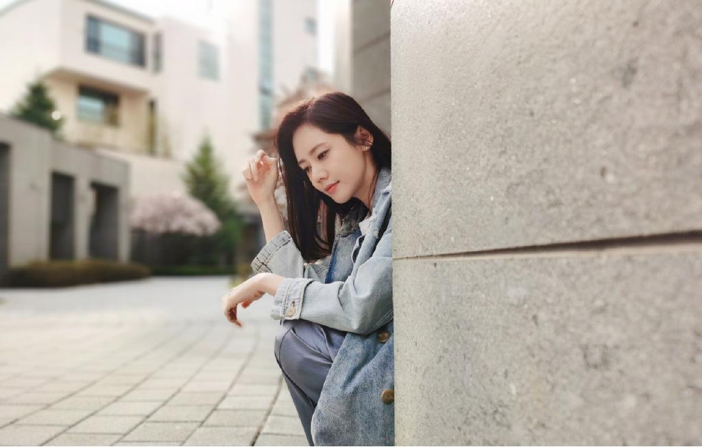 “中国媳妇”秋瓷炫气质不是盖的,穿破洞的外套,依旧让人心动