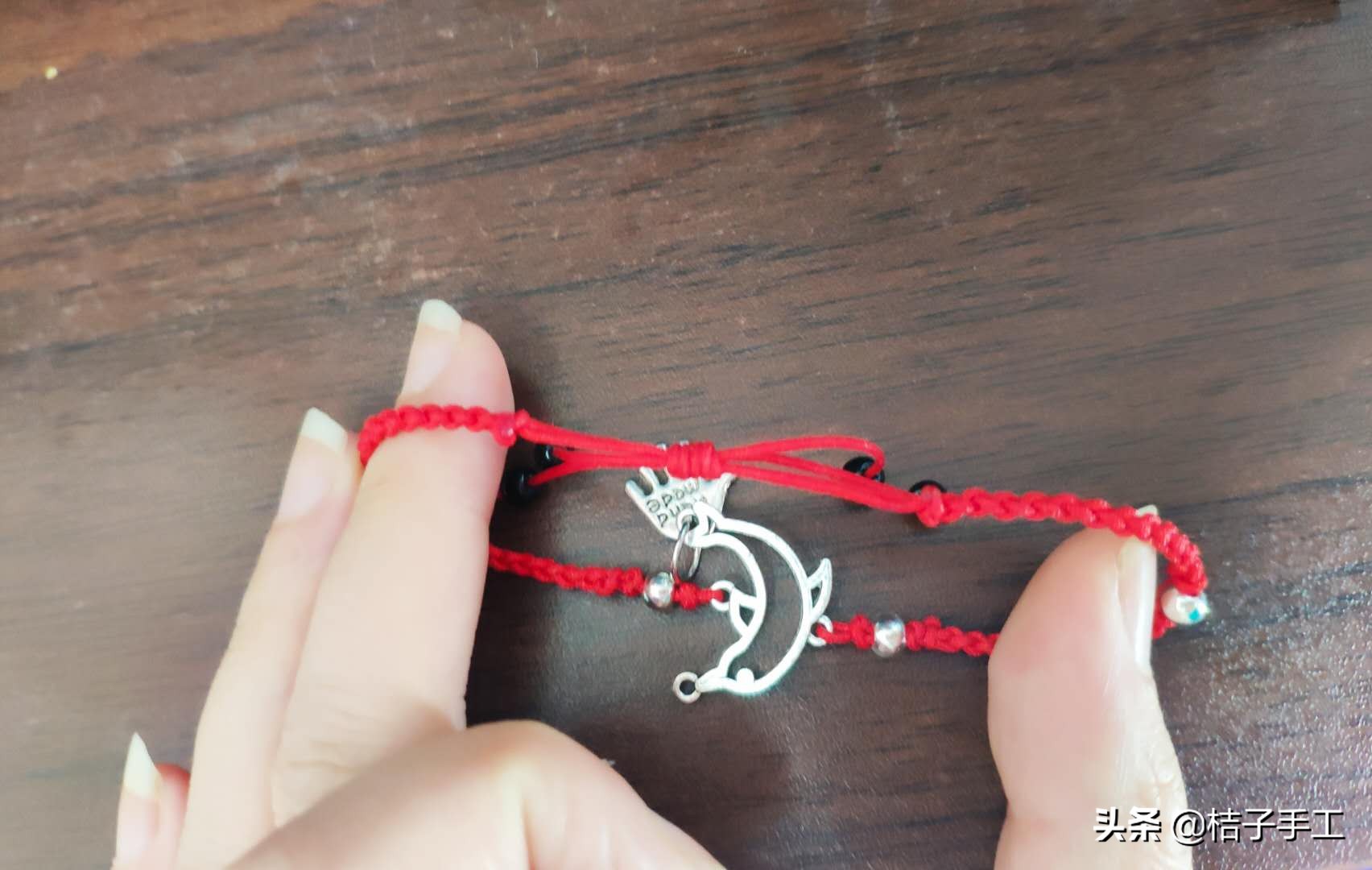 银饰弯管手链教程,足银双孔手链穿绳教程