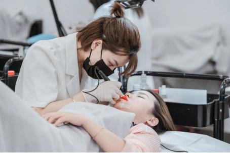 纹唇20多年后吃辣的就肿发红发黑,纹唇后大面积发黑