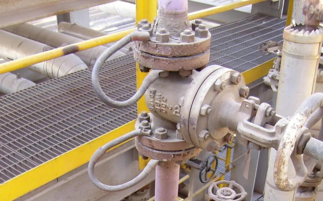 四个螺栓的法兰需要静电跨接吗,法兰之间为什么要加静电跨接