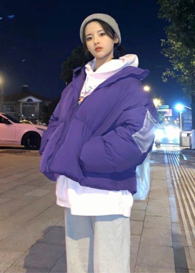 杨超越白衣惊艳韩媒,杨超越下身穿背带裤