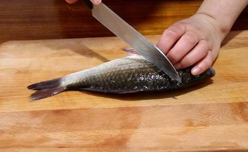 炖鲫鱼汤用了凉水怎么办,炖鲫鱼汤不白