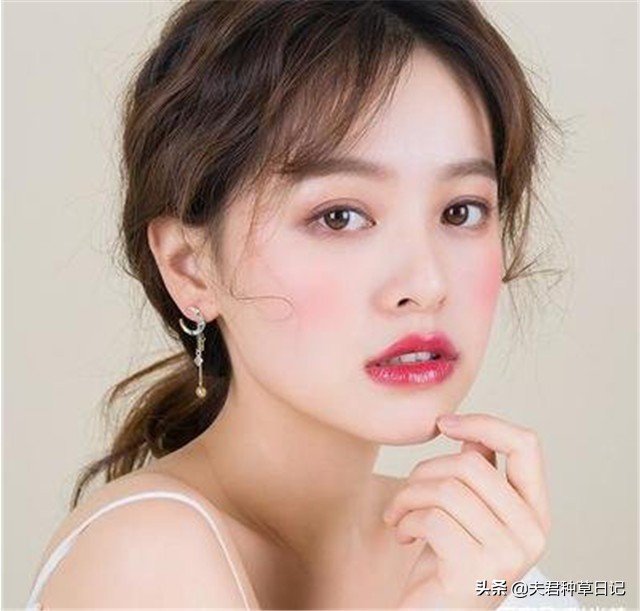 女人40少戴哪三种首饰,女人40岁了还有必要戴环吗