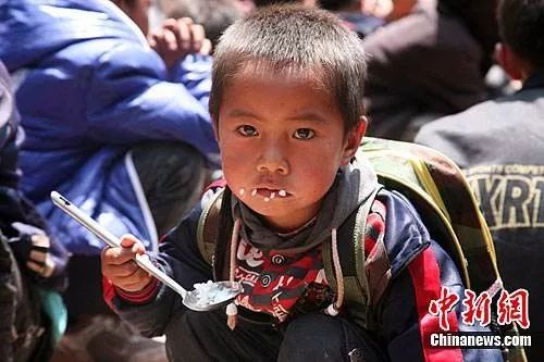 在穷困潦倒面前一文不值,拼多多是贫民窟的福音吗