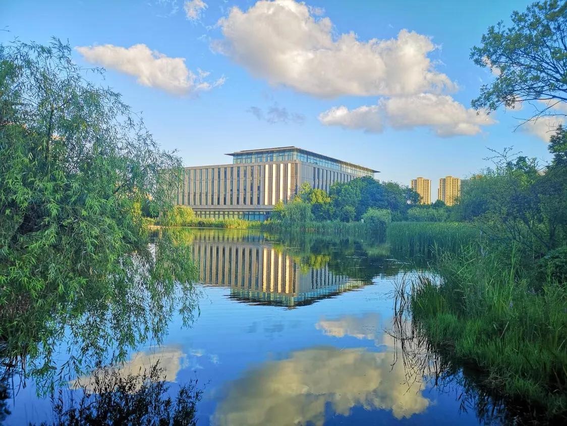 华为园区美如画，被吐槽说难怪华为人这么喜欢加班