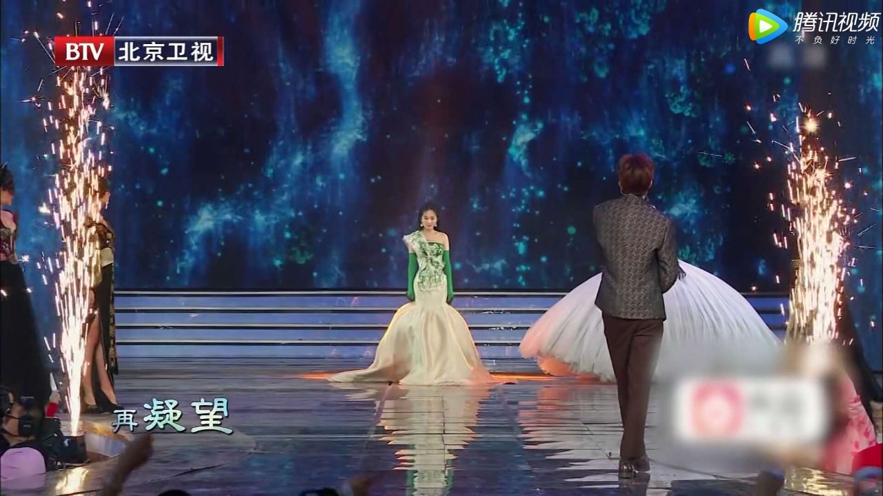 北京春晚杨幂走秀,杨幂春晚走秀高清图片