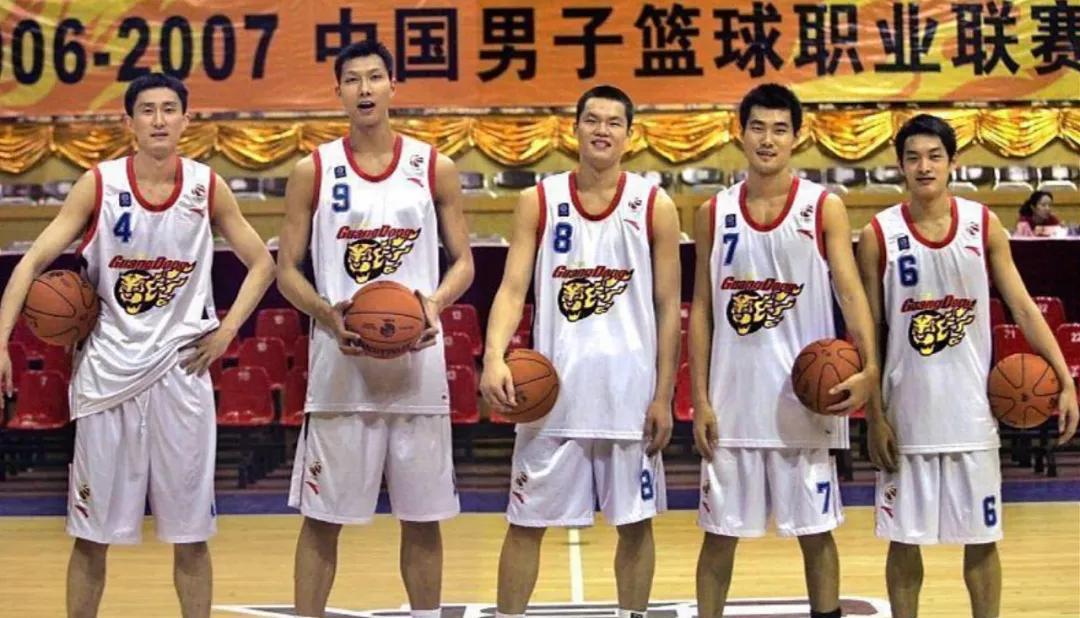 易建联国家队16年,易建联16岁时扣篮