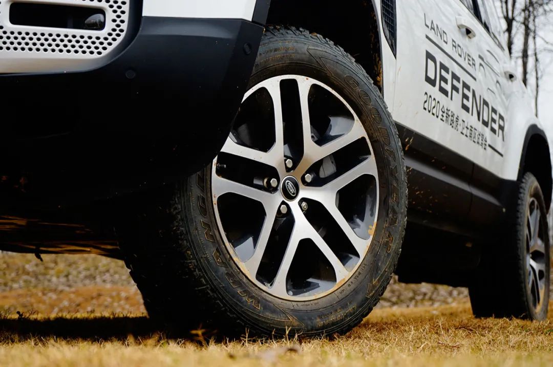 试驾路虎全新卫士,路虎卫士110p400x和暗黑特别版区别