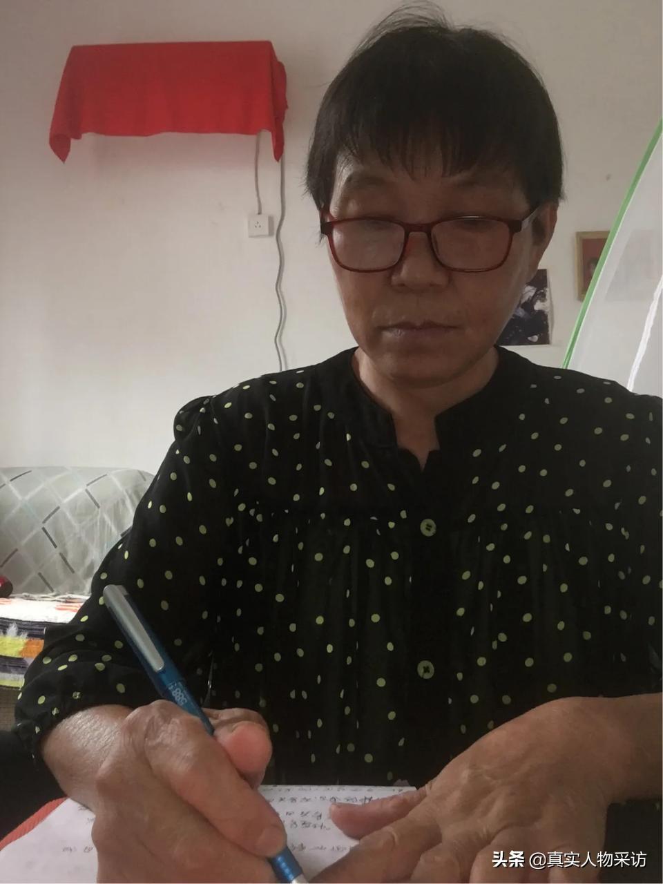 54岁老汉25年前捡一女弃婴故事,一对夫妇捡到一个女弃婴