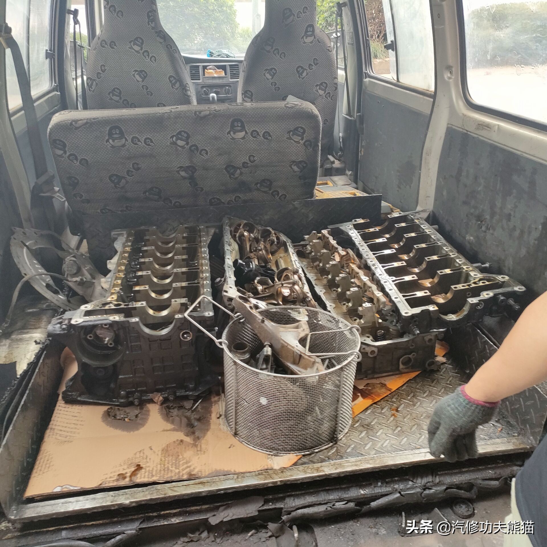 宝马e90325i2007款,宝马e90漏机油通病