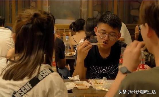 长沙新一绝，湘西烧烤鼻祖，火爆到华晨宇汪峰张韶涵也来吃。