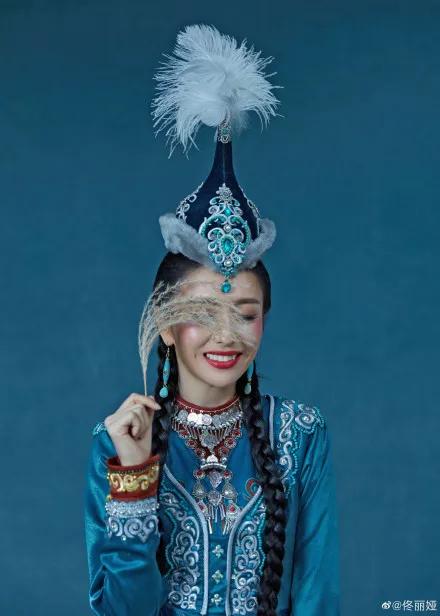 佟丽娅将任春晚主持，却被质疑稳输董卿？但在妆容上她确实赢了..