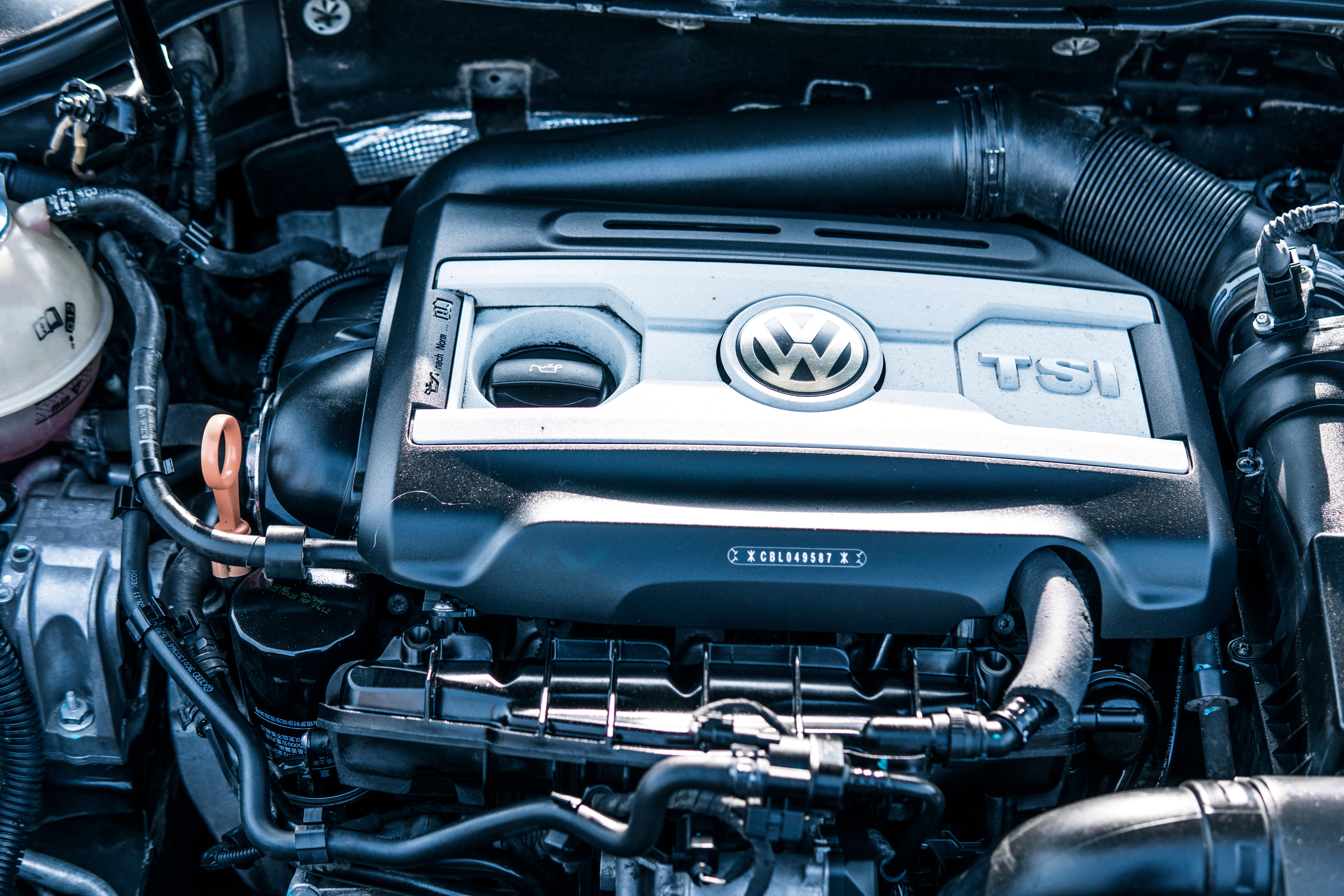 开着曾经的最美大众探寻废弃城堡，如今B6迈腾还值得购买吗？