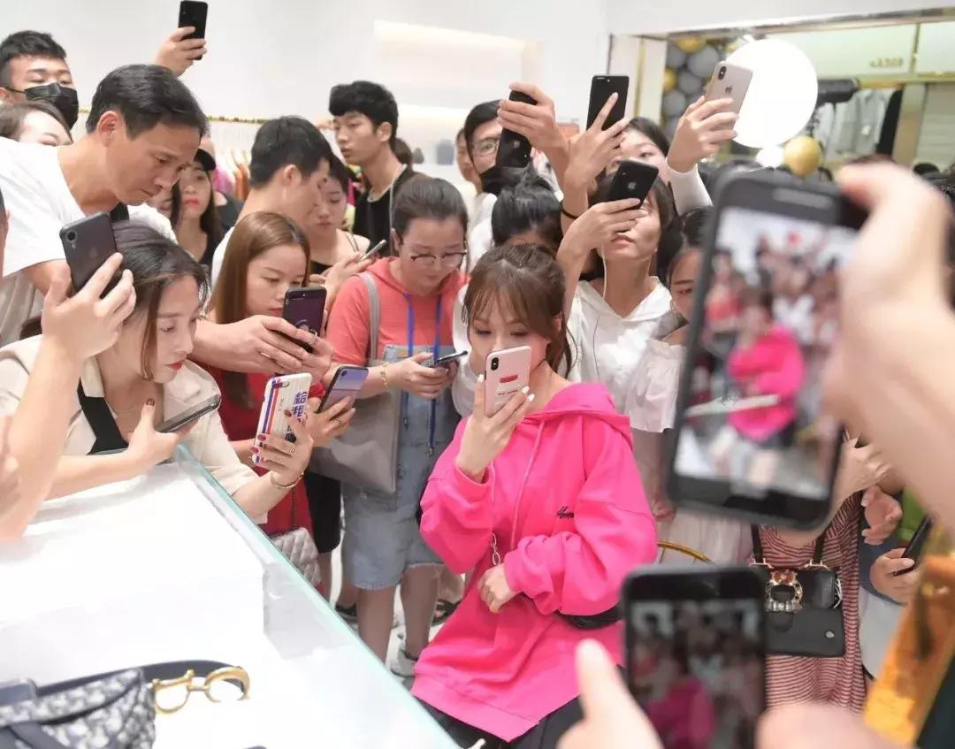 直播带货卖衣服赚多少钱呢,直播卖衣服月能赚过千万