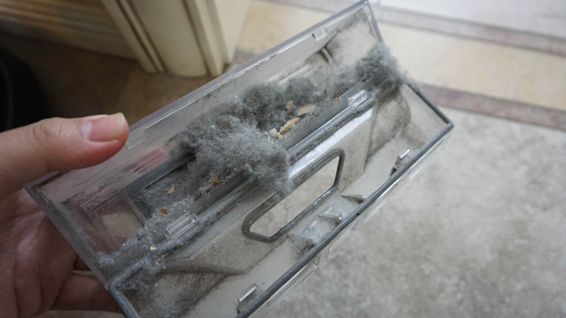 如何操作智能自动吸尘扫地机 (最简单的集尘扫地机器人)