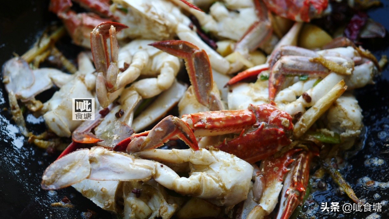 螃蟹跟什么炒好吃呢,螃蟹和什么搭配炒好吃窍门