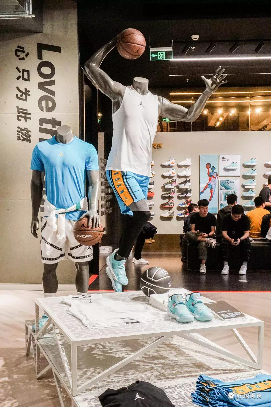 亚洲最大JORDAN旗舰店开业，我冒雨把“黑粉脚趾”买到手了！