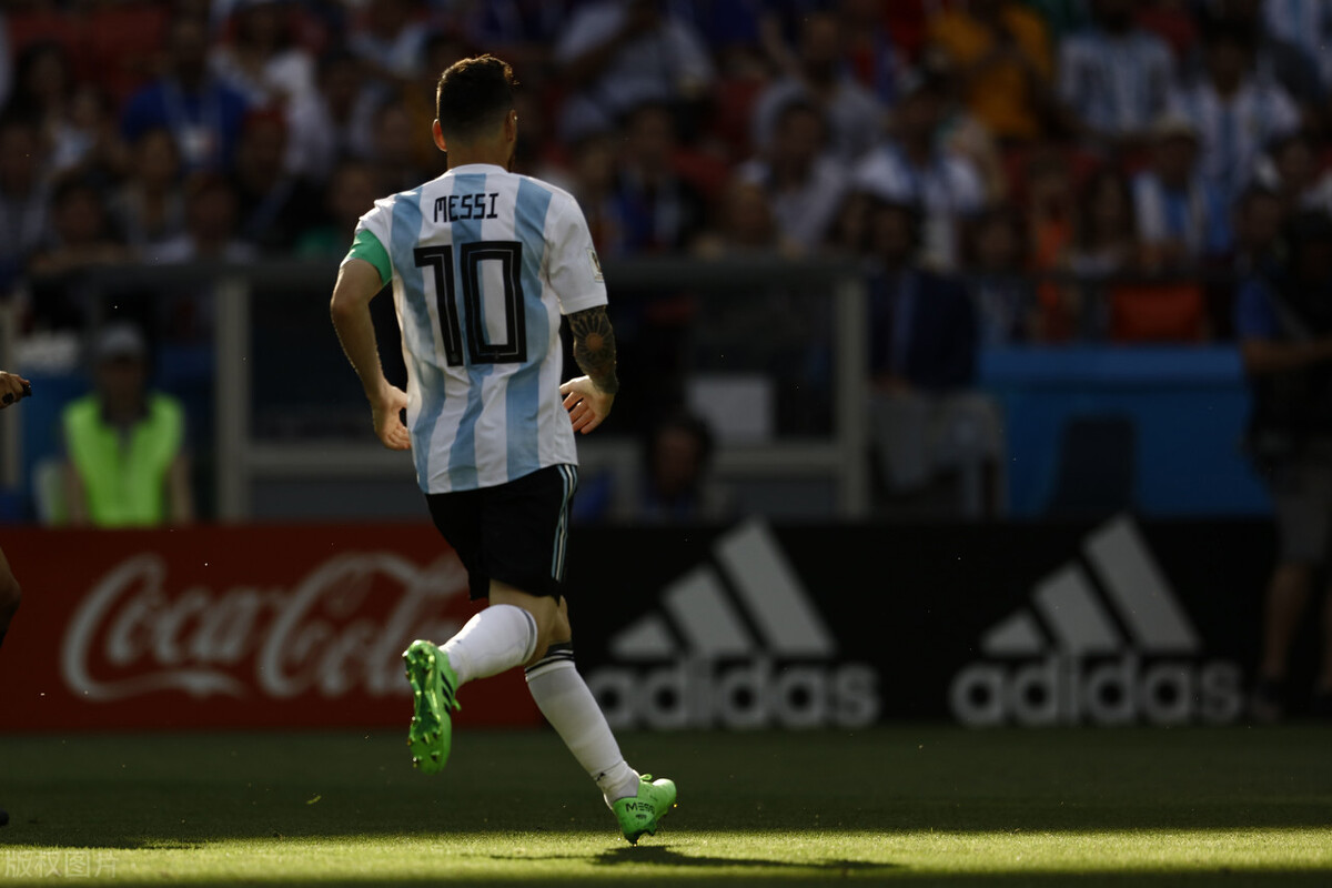 一个梅西球迷和c罗球迷踢球,盘点现在梅西球迷的状态