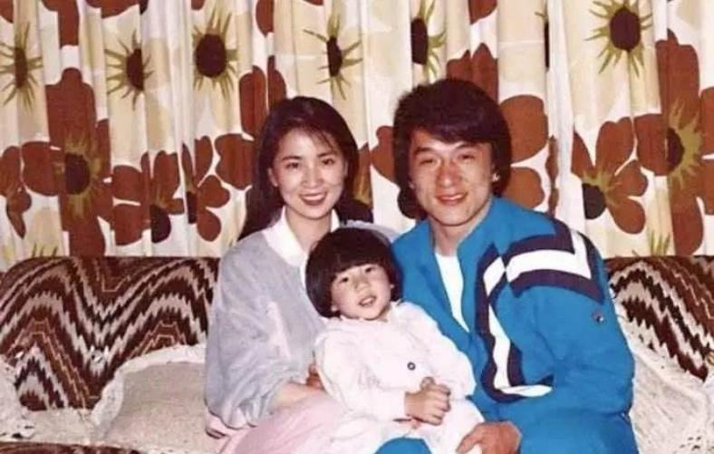 马蓉董卿赴美生子，一个为移民一个为教育，“撤侨令”下如何做？