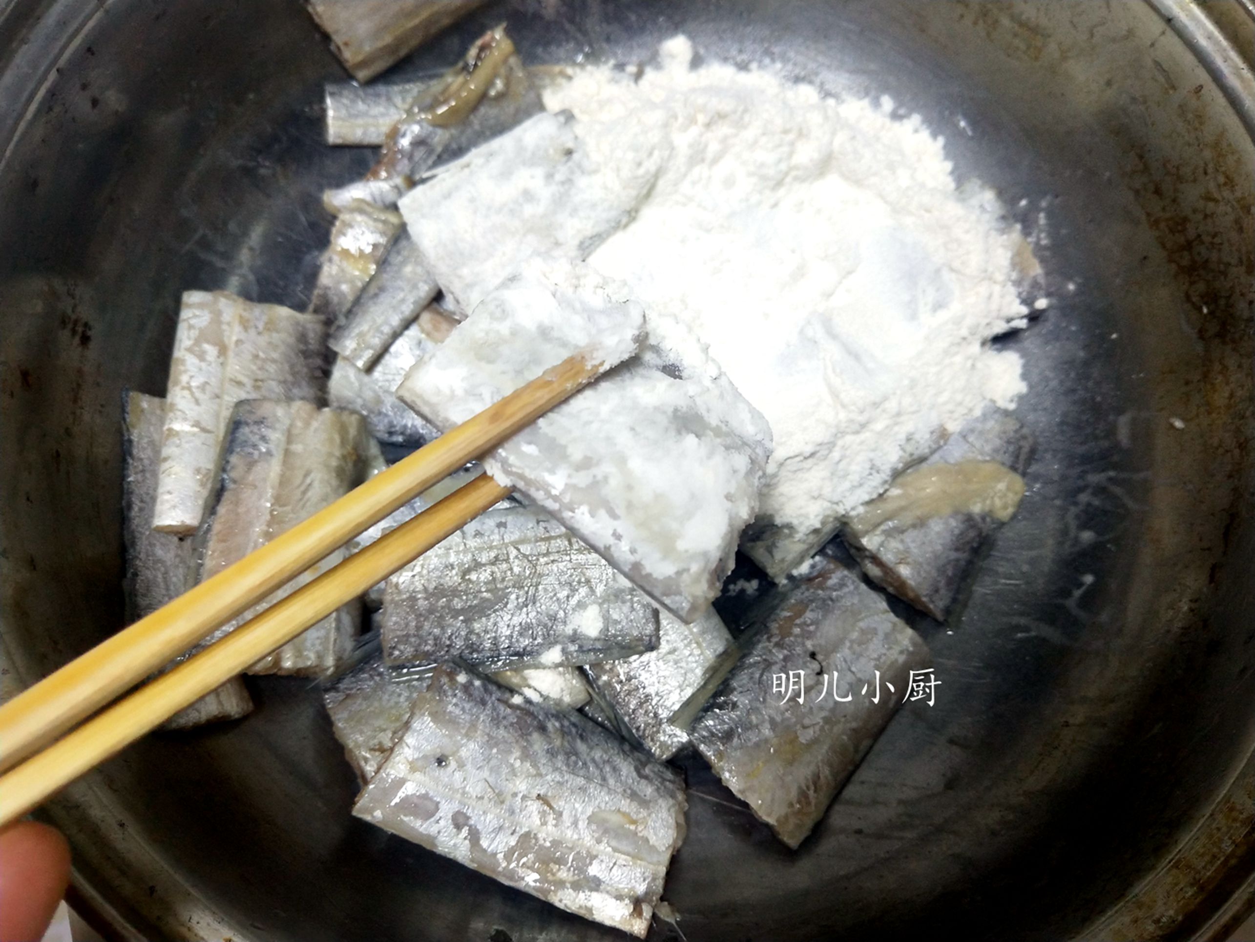 炸带鱼段怎么炸香酥脆好吃不粘锅,油炸带鱼不粘锅的方法