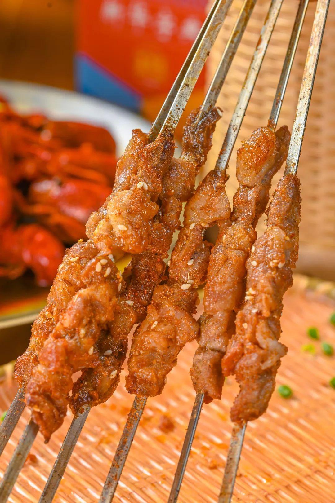 人气爆红的烧烤场，藏在了650㎡的校园课室里