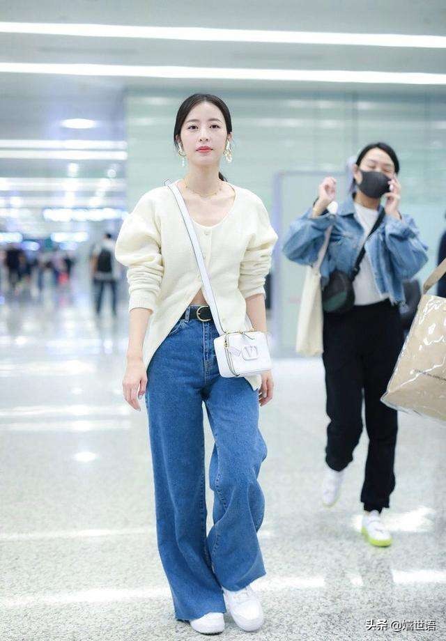 周雨彤穿板鞋图片,周雨彤spell牛仔裤穿搭