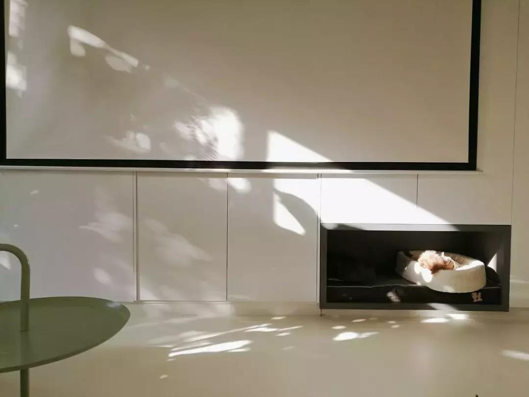 为了女儿买76㎡学区房,改造后竟被隔出8间房!客厅就有40㎡